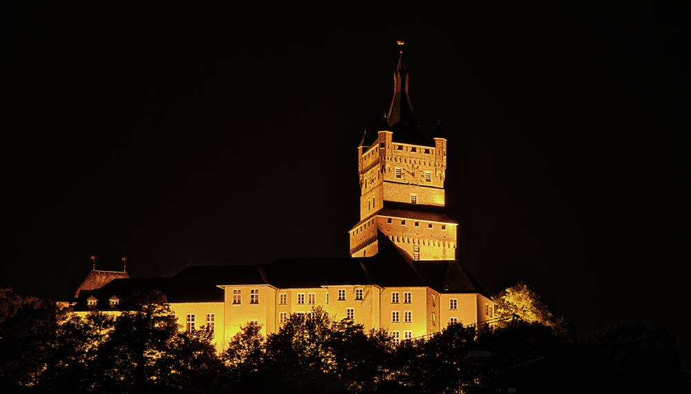 Die Schwanenburg bei Nacht