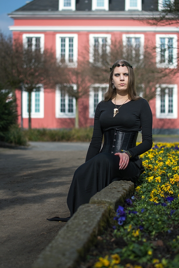 Die schwarze Herrin vor dem rosa Schloss