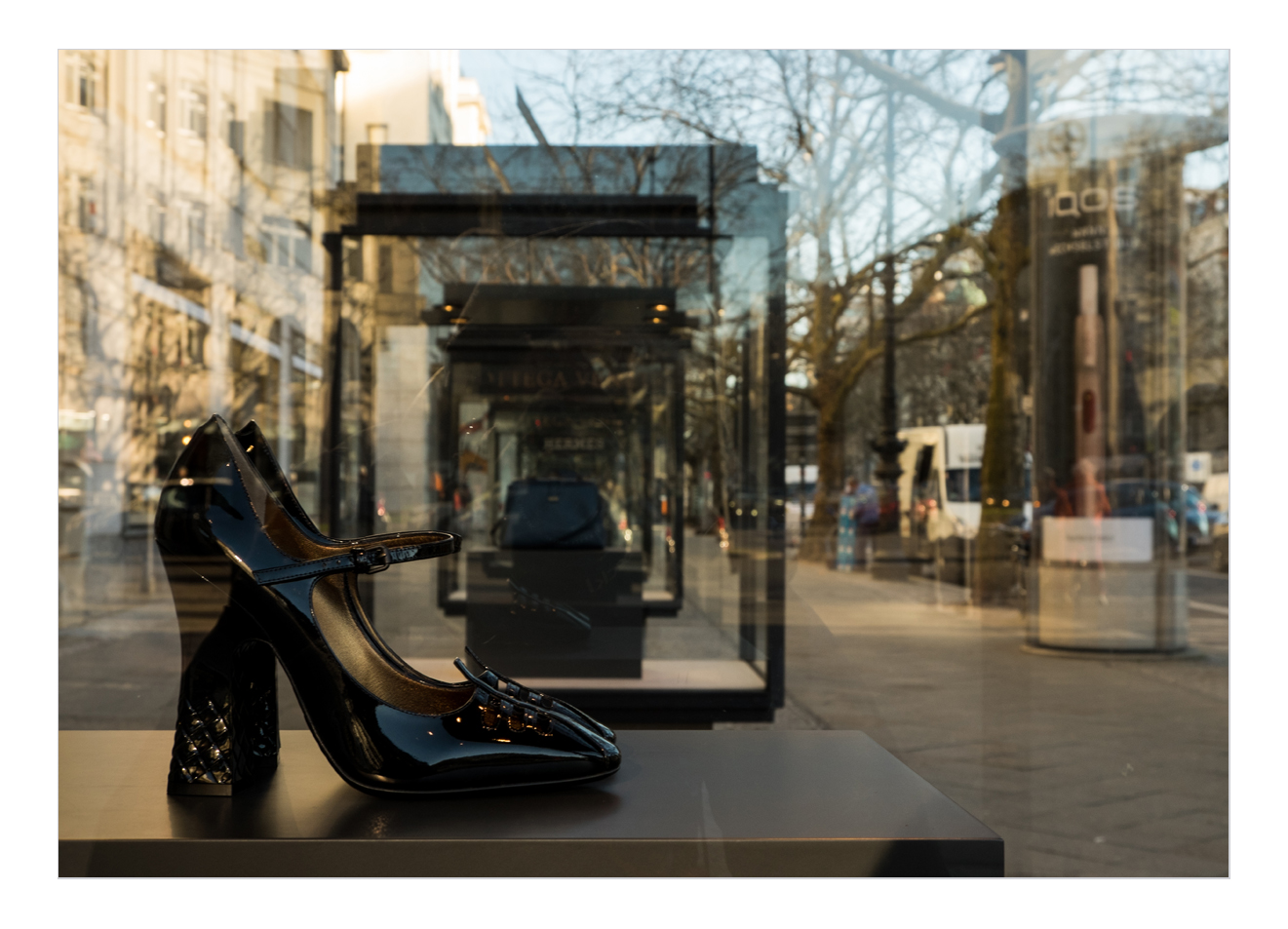 die schwarzen Schuhe auf dem Kurfürstendamm