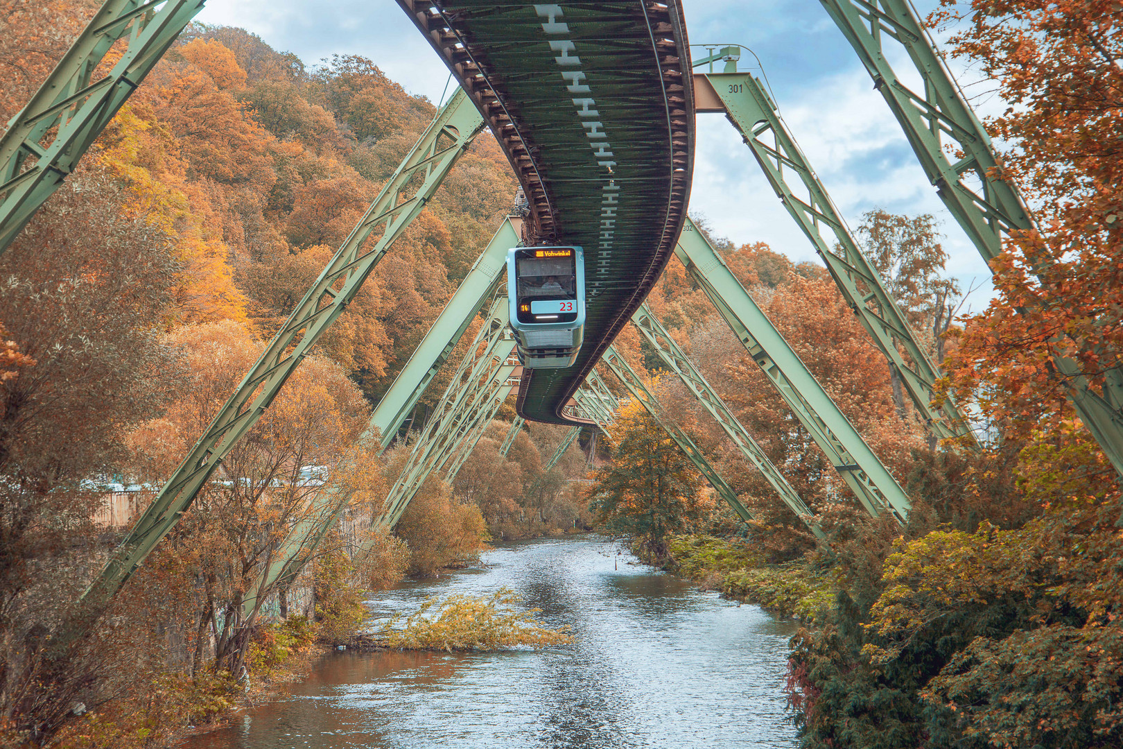 Die Schwebebahn im Herbst 