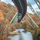 Die Schwebebahn im Herbst 