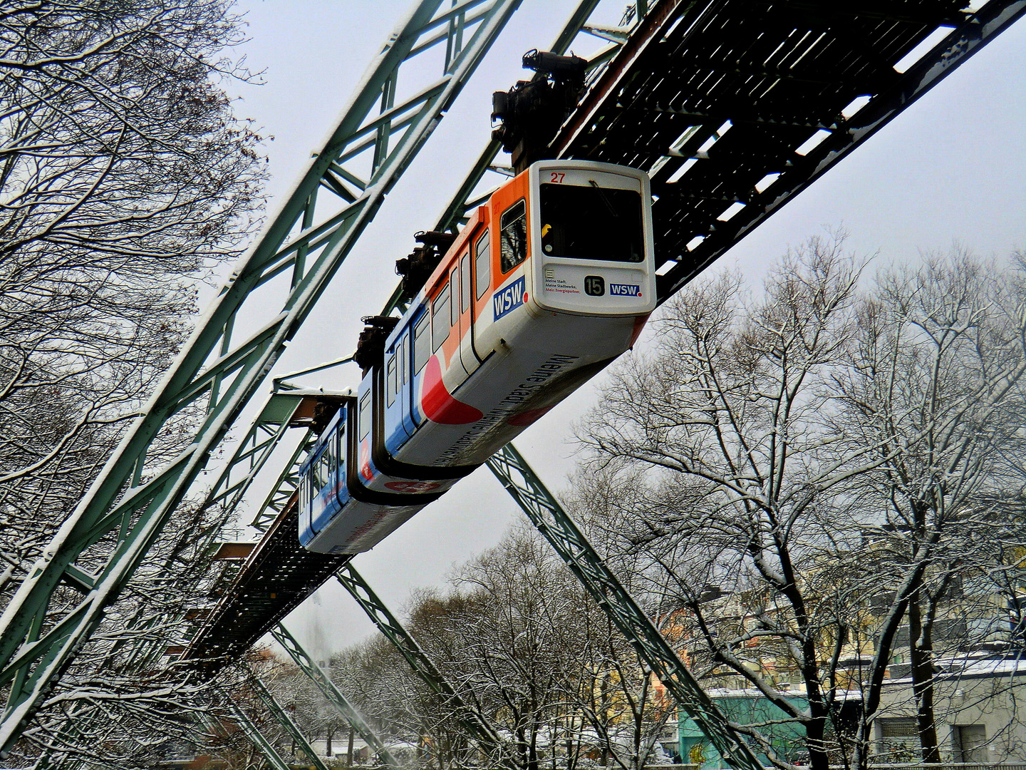 Die Schwebebahn in Wuppertal ....