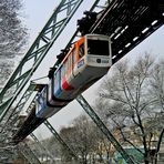 Die Schwebebahn in Wuppertal ....