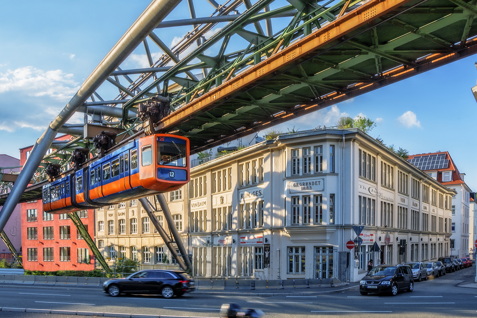 Die Schwebebahn in Wuppertal ...