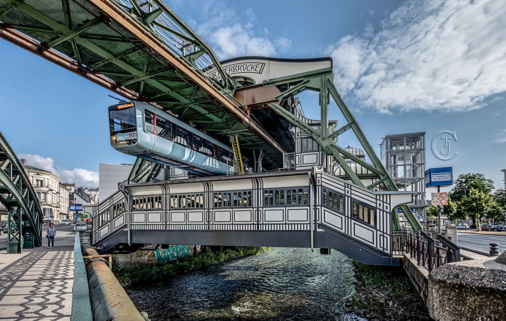 Die Schwebebahn in Wuppertal ...