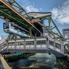 Die Schwebebahn in Wuppertal ...