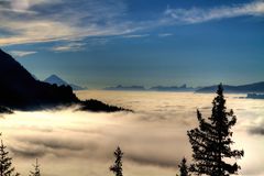 Die Schweiz - der Brienzer See im Nebel