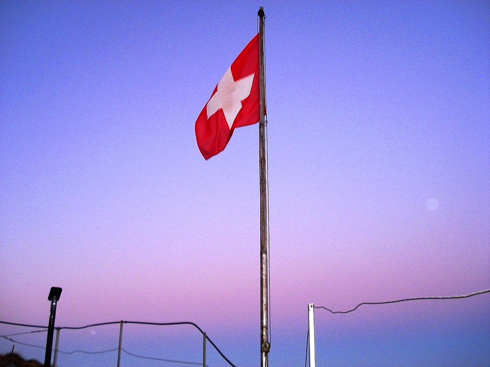 Die Schweizer Flagge auf dem Säntis.