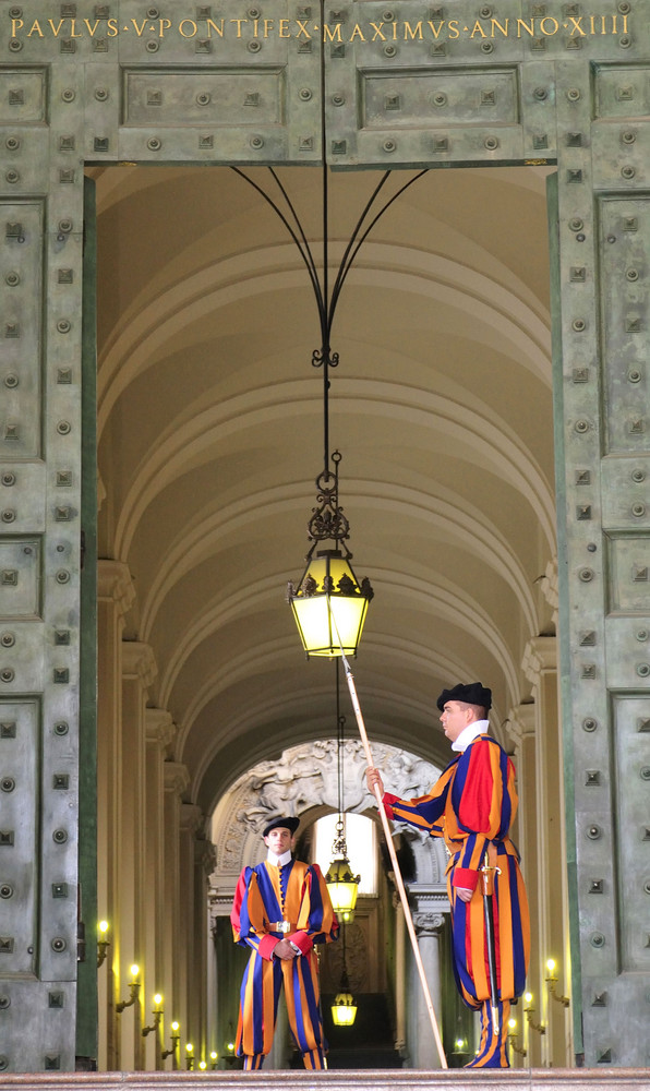 Die Schweizer Garde am Petersdom