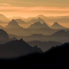 Die Schweizer Voralpen bei ockergelbem Sonnenuntergang