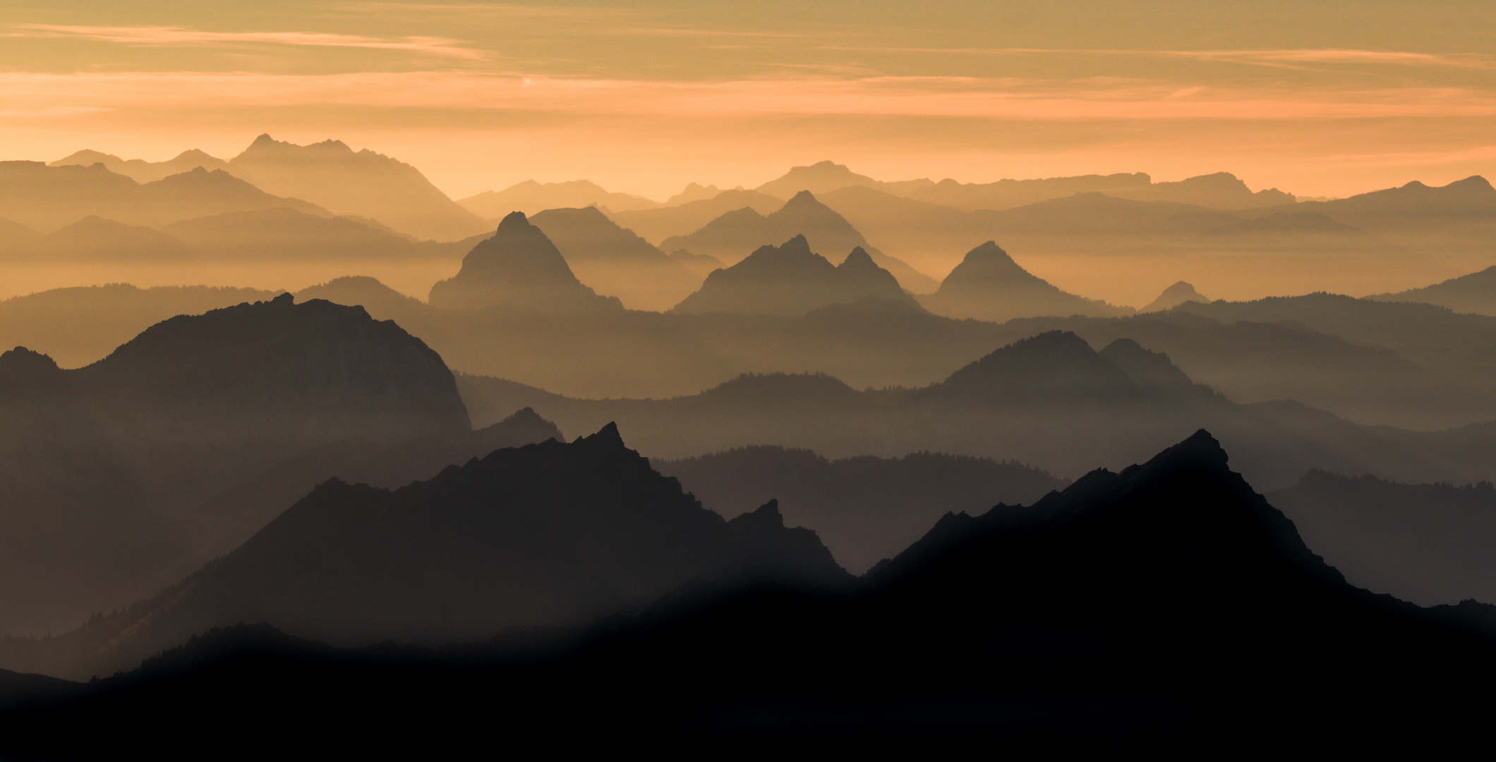 Die Schweizer Voralpen bei Sonnenuntergang