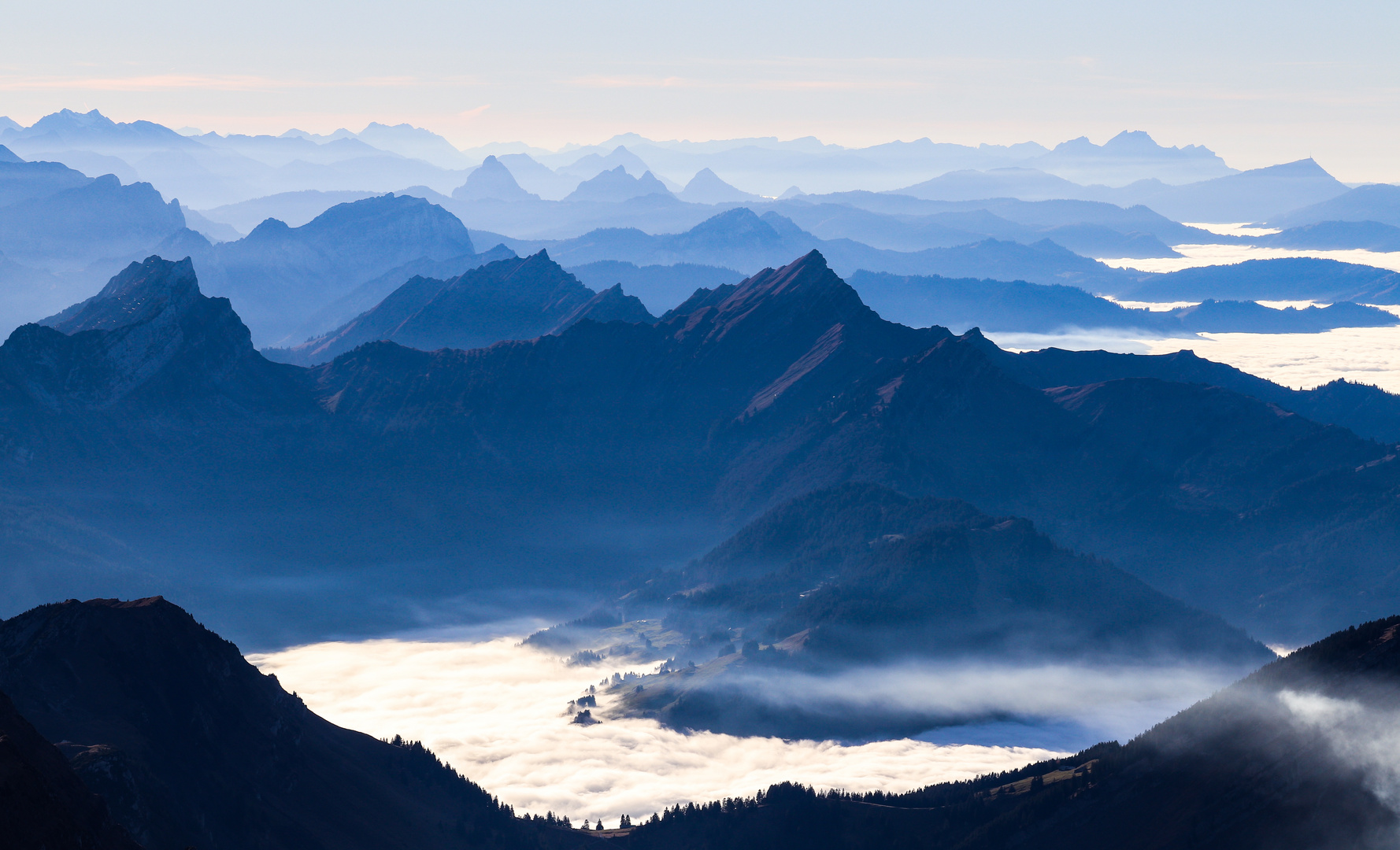 Die Schweizer Voralpen in Blautönen