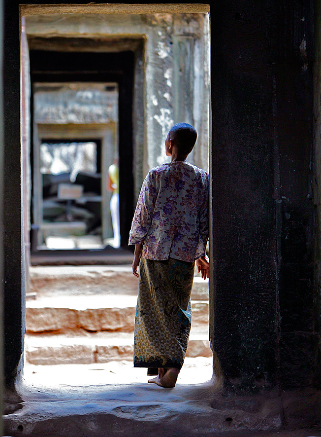 Die Schwelle zum Licht - Nonne In Angkor Wat