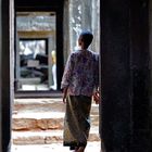 Die Schwelle zum Licht - Nonne In Angkor Wat