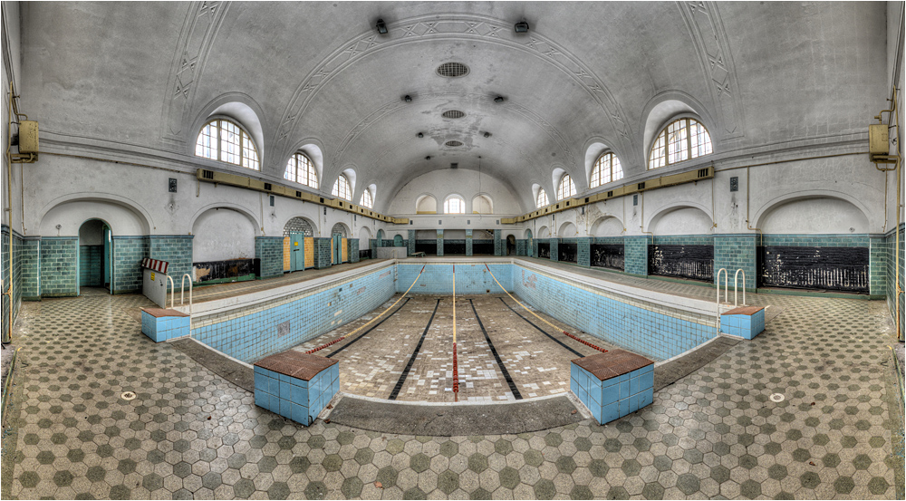 die Schwimmhalle