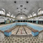 die Schwimmhalle