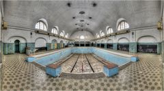 die Schwimmhalle