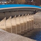 Die schwungvolle Delecker Brücke - nur noch mit den Füßen im Wasser.