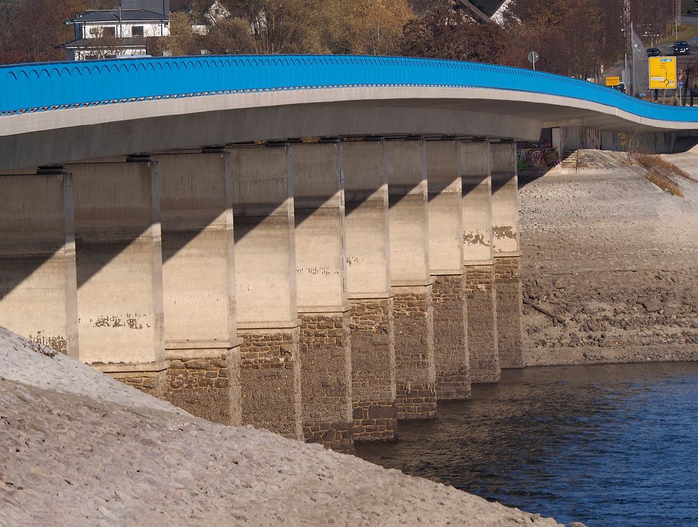 Die schwungvolle Delecker Brücke - nur noch mit den Füßen im Wasser.