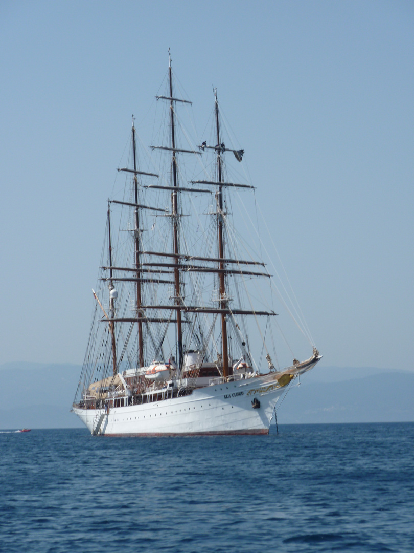 Die Sea Cloud liegt vor Anker