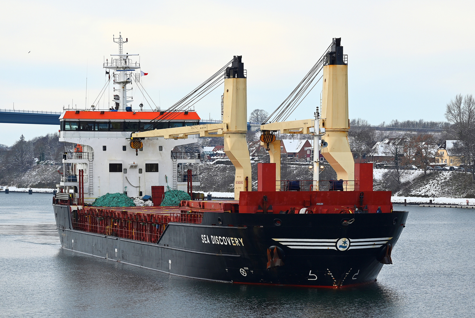 Die SEA DISCOVERY vor der Schleuse Kiel Holtenau