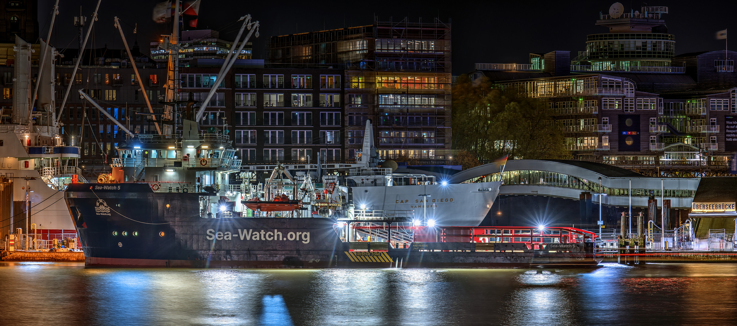 Die Sea Watch 5 an der Überseebrücke