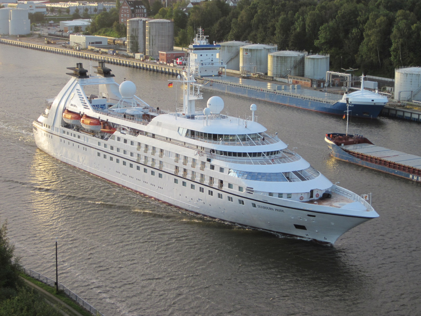 die Seabourn Pride am 15.09.2011 morgens um 7.30 Uhr von der Holtenauer Hochbrücke...