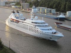 die Seabourn Pride am 15.09.2011 morgens um 7.30 Uhr von der Holtenauer Hochbrücke...