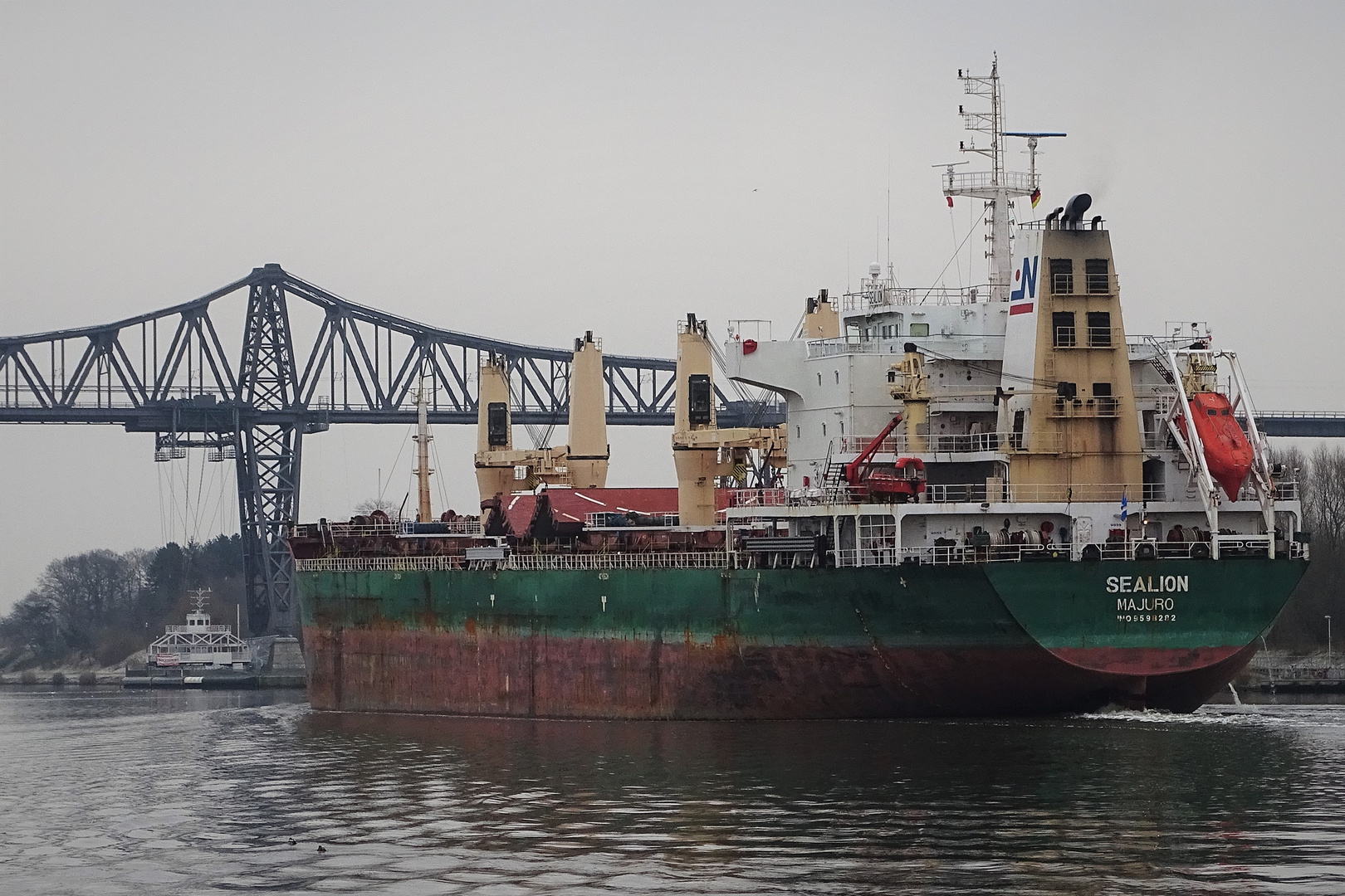 die SEALION an der hohen Brücke 