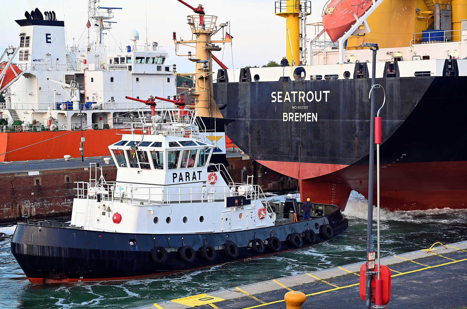 Die SEATROUT mit Schlepper PARAT in der Schleuse Kiel Holtenau