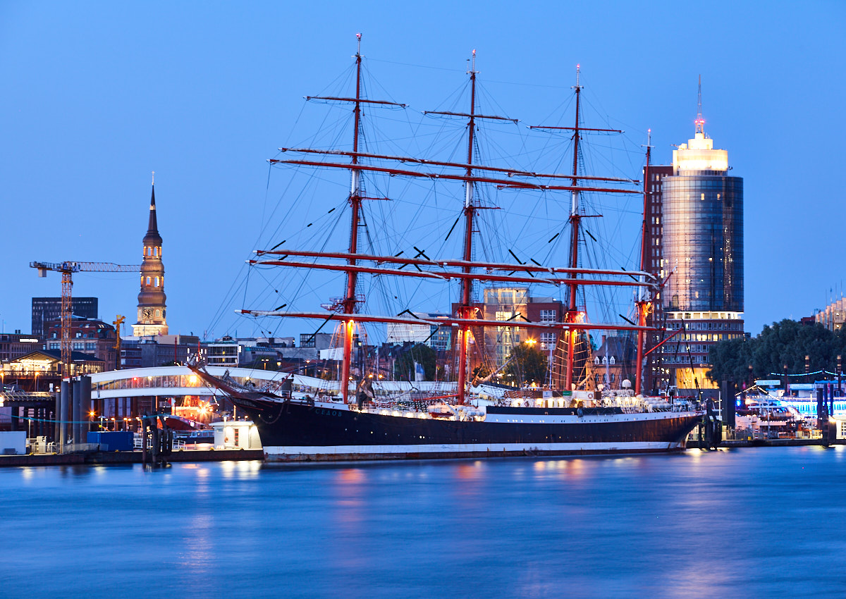 Die Sedov im Hamburger Hafen zur blauen Stunde