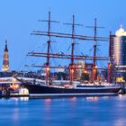 Die Sedov im Hamburger Hafen zur blauen Stunde