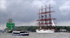 die "SEDOV" und die "ALEXANDER VON HUMBOLDT 2"