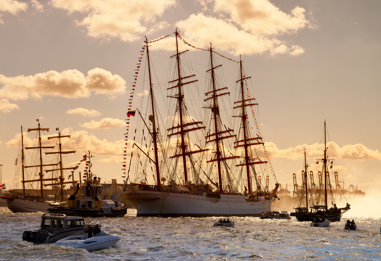 Die Sedov verlässt den Hamburger Hafen