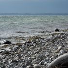 Die See vor der Steilküste und dem Steinstrand