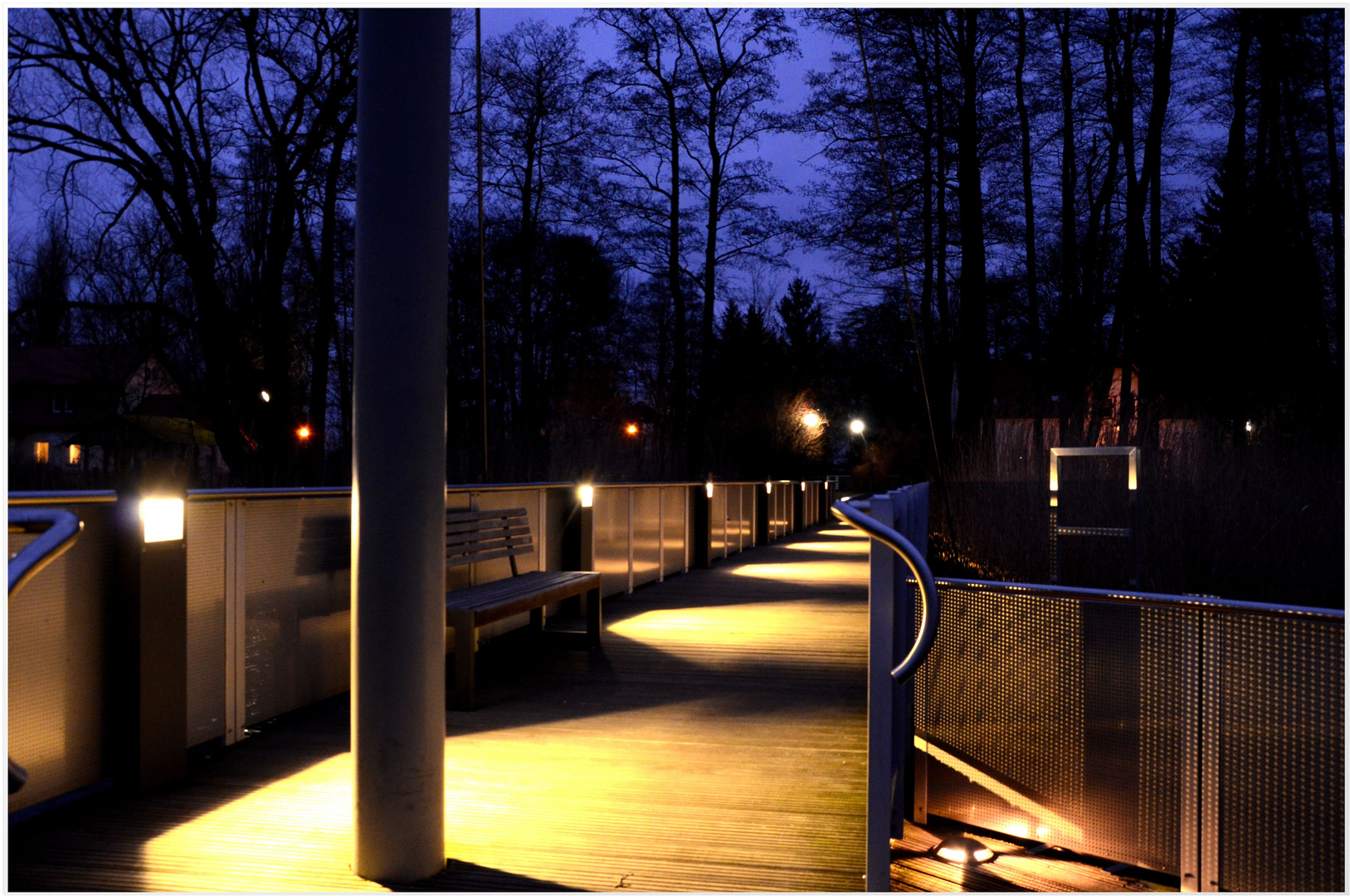 Die Seebrücke am Teupitzer See bei Dunkelheit