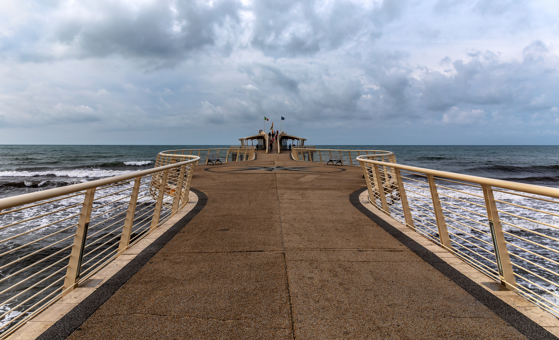 Die Seebrücke an der Strandpromenade von Viareggio