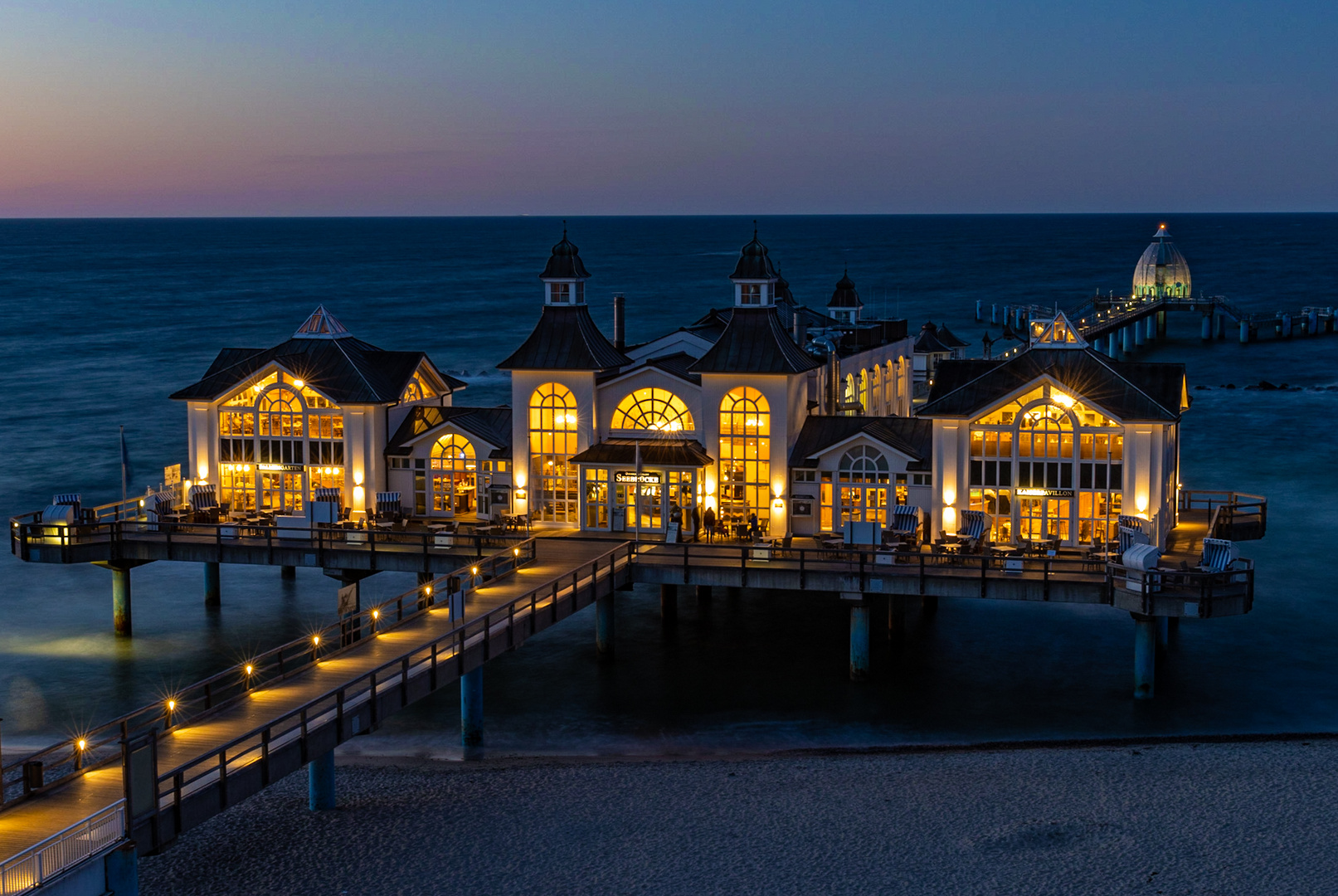 Die Seebrücke in Sellin  am Abend. 