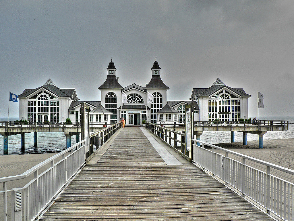 DIE SEEBRÜCKE VON BINZ