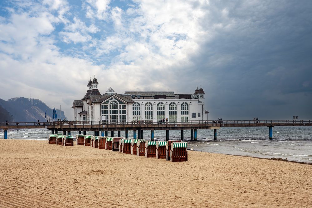 Die Seebrücke von Sellin im stürmischen April