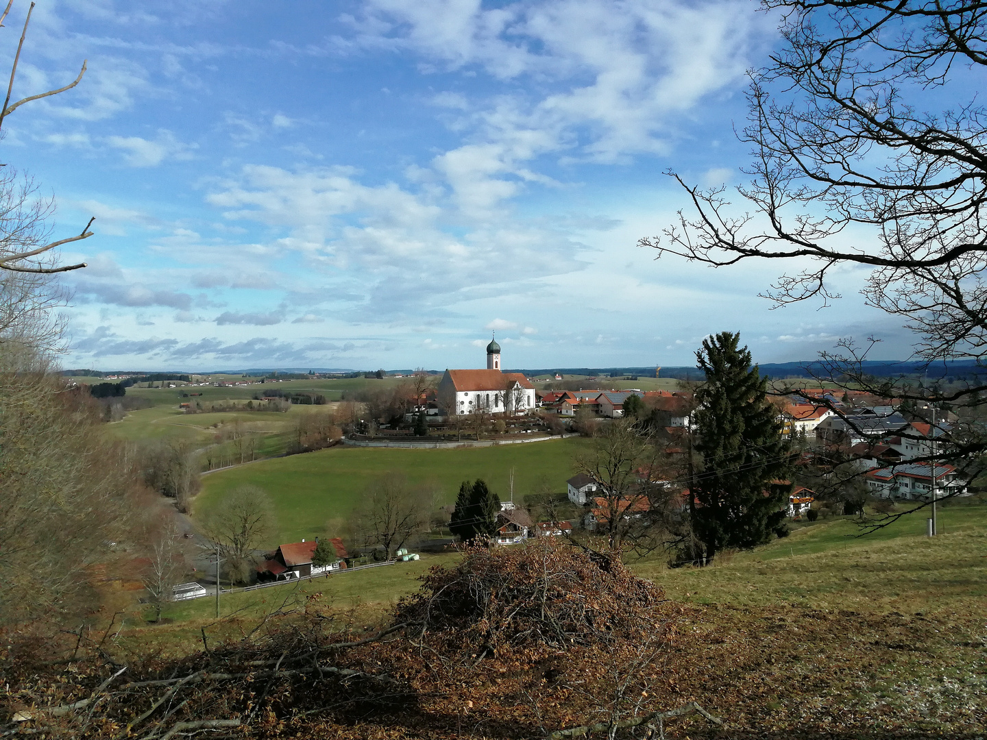 die Seeger Pfarrkirche St. Ulrich im Licht der Morgensonne