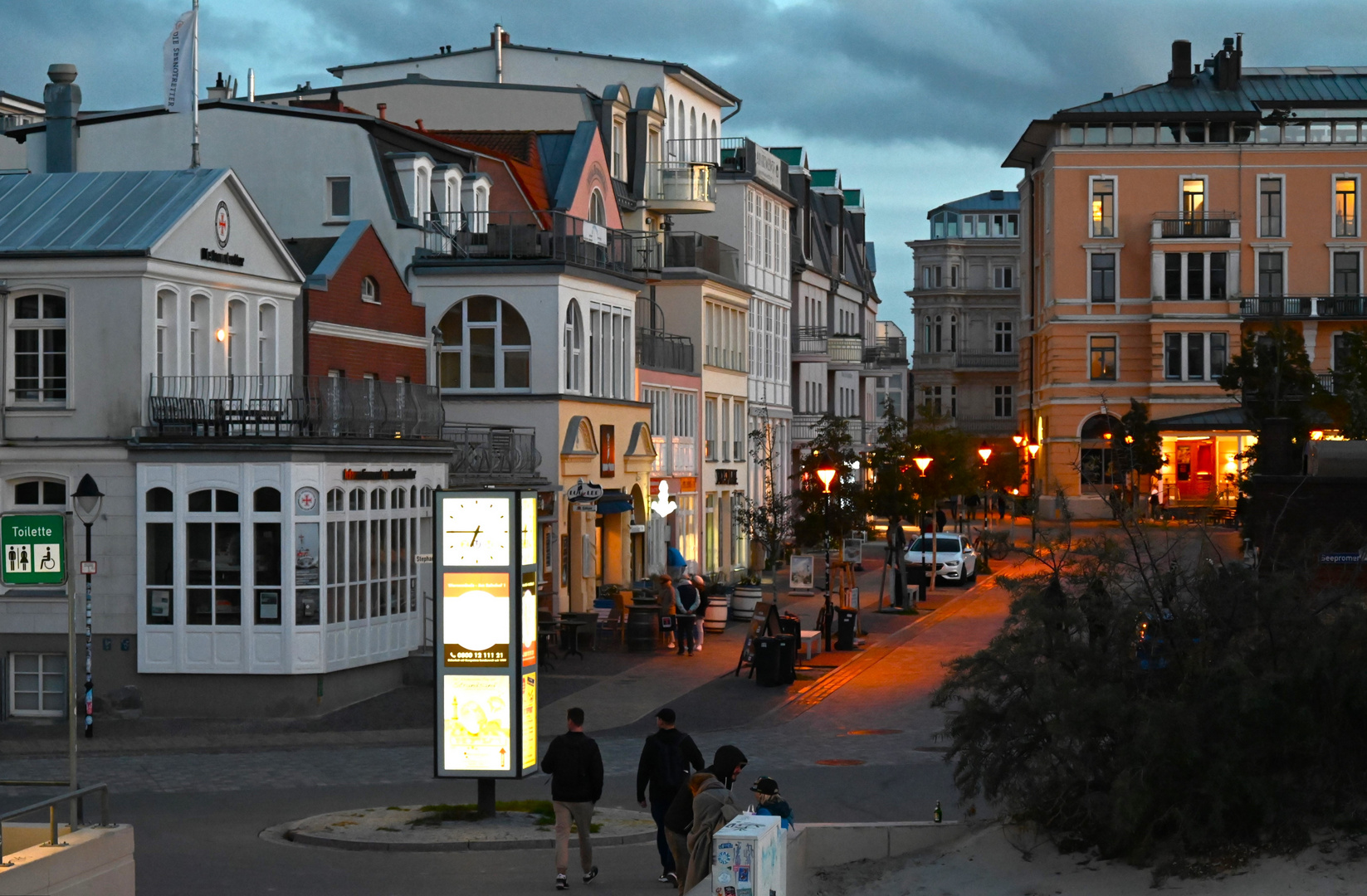 .... die  "Seepromenade" am Abend in Warnemünde ...