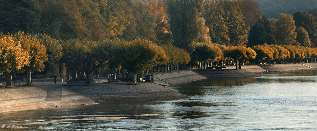 Die Seepromenade im Herbst