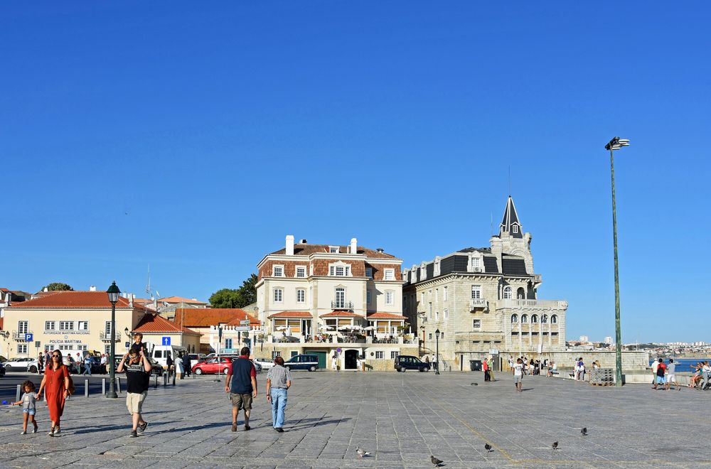 Die Seepromenade von Cascais bei Lissabon