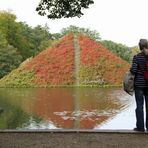 Die Seepyramide des Branitzer Parkes bei Cottbus zur Zeit in Rot.