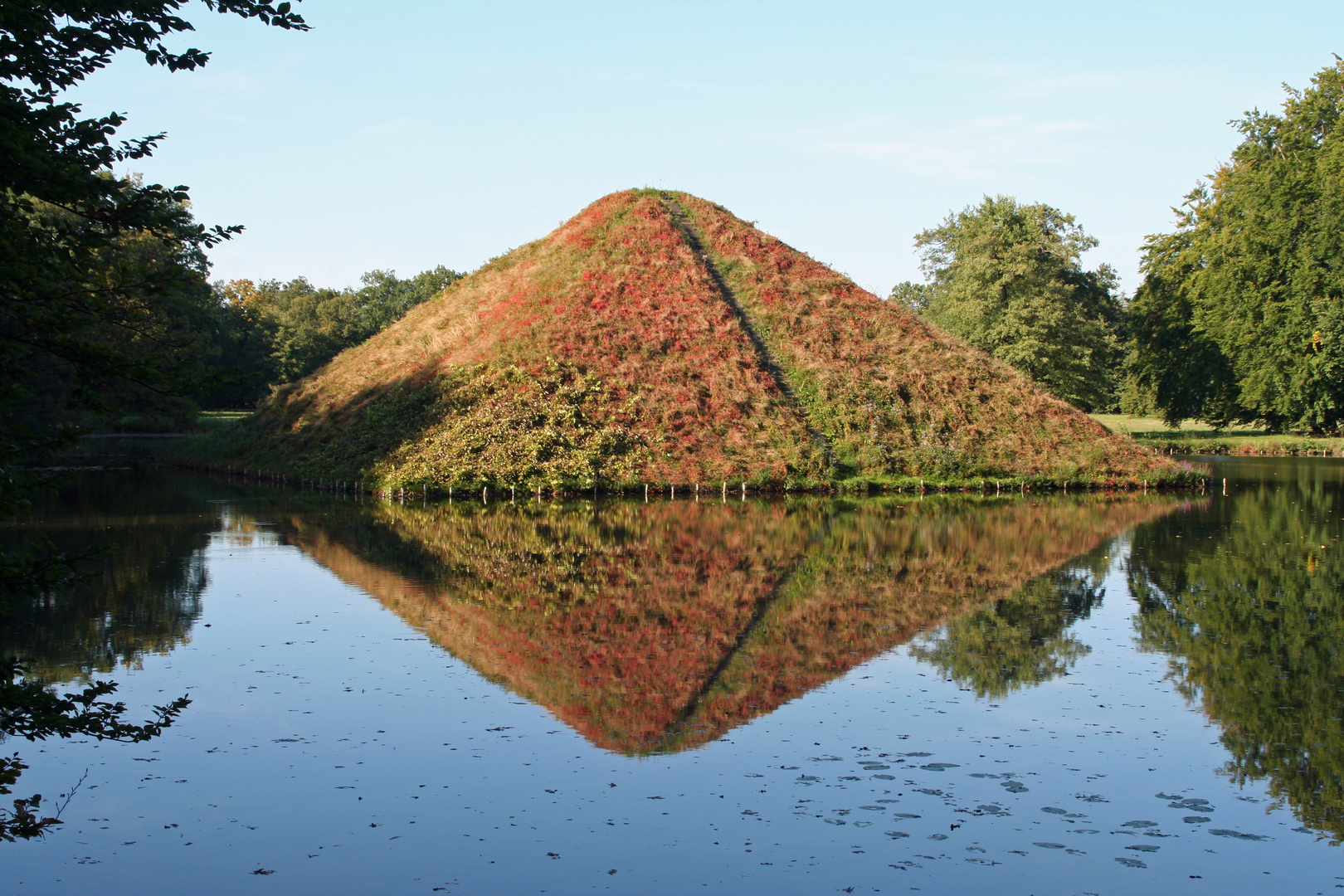 Die Seepyramide im Branitzer Park: Die herbsliche Färbung hat begonnen
