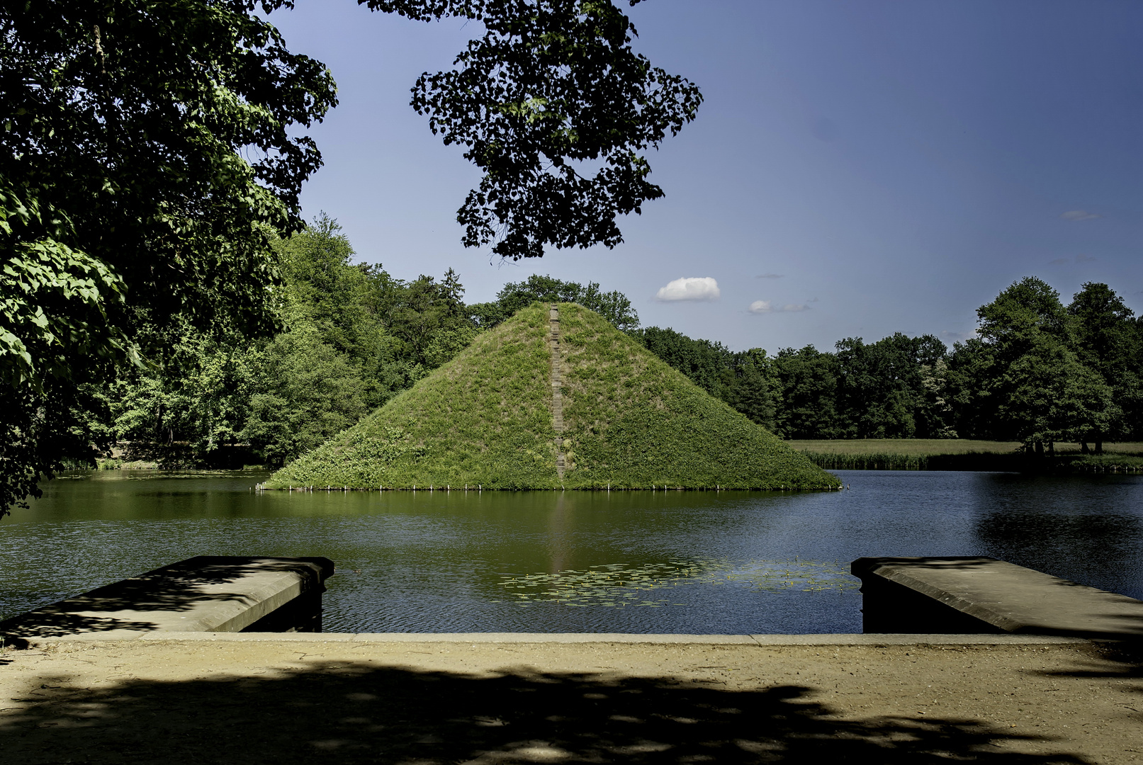 Die Seepyramide im Branitzer Park ...