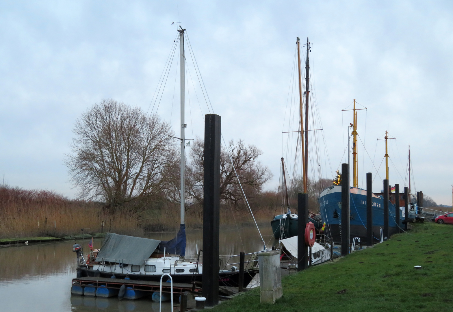 die Segelyacht scheint im Wasser zu bleiben ... 