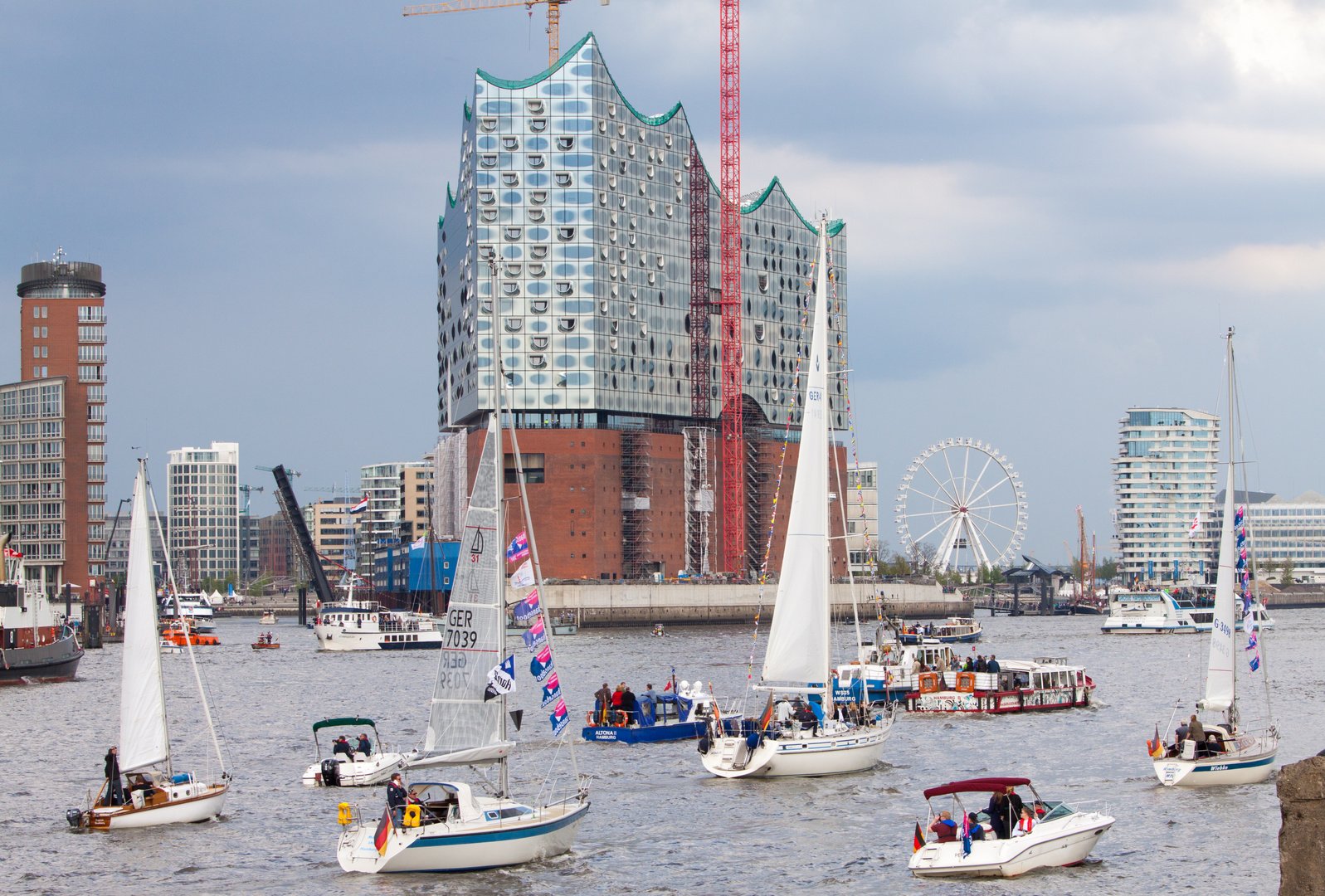 die Seglerparade vor der Elbphilharmonie