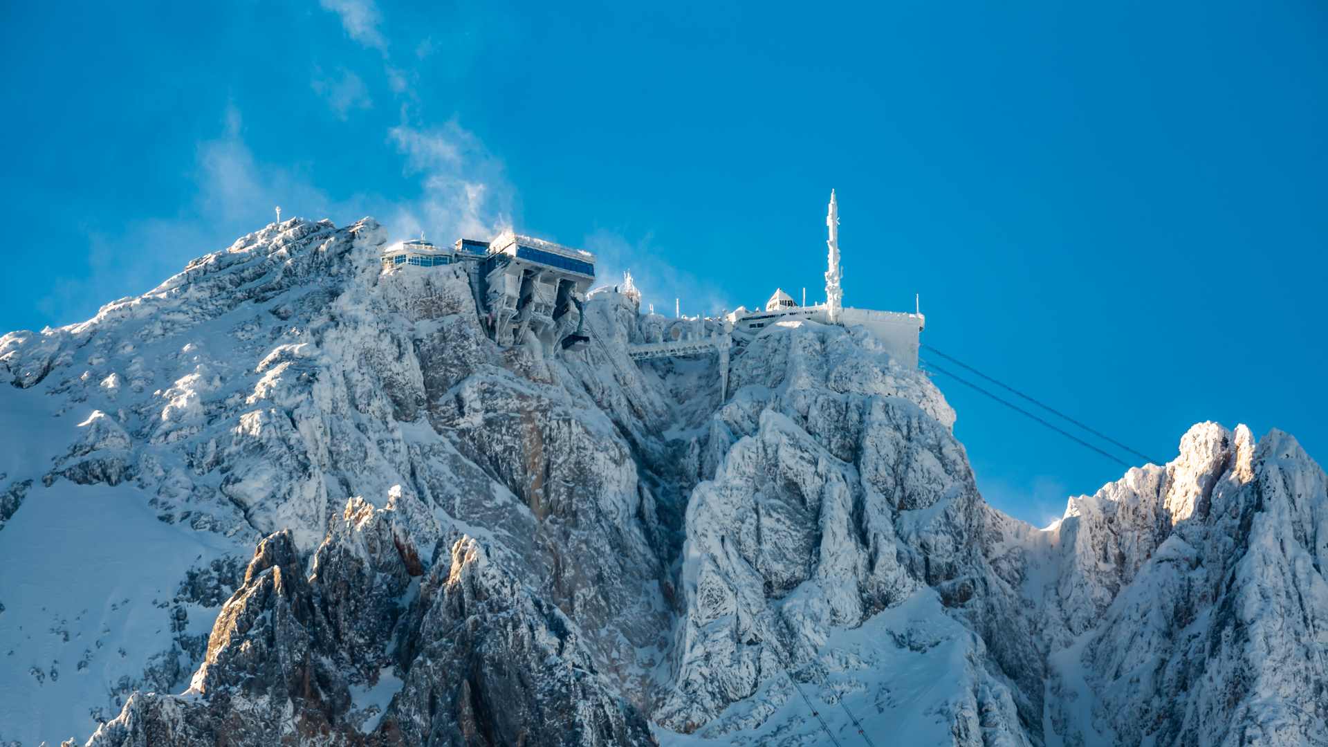 Die Seilbahnstation auf der Zugspitze am Morgen